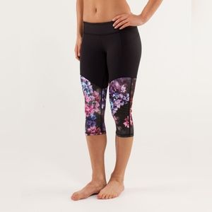 Lululemon womens Crane Crop Spring Has Sprung Black Floral Ruched Legging size 8